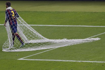 Piqué con la red de la portería.