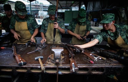 Soldados del Ejército mexicano destruyen armas decomisadas, en una imagen de archivo.