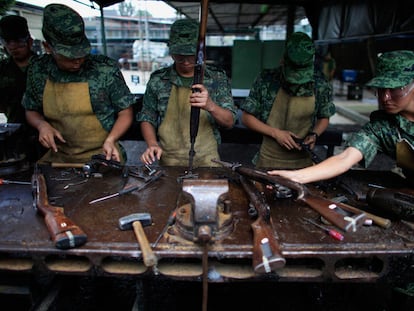 Soldados del Ejército mexicano destruyen armas decomisadas, en una imagen de archivo.