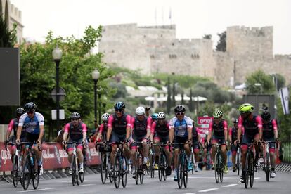 Sylvan Adams (en el centro, de azul), presidente honorario de "Big Start" Israel del Giro d'Italia, antes del comienzo de la primera etapa, en Jerusalén.