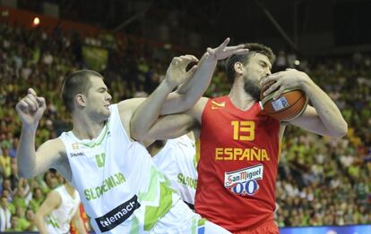 Marc Gasol protege el bal&oacute;n ante Slokar.