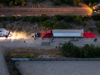 Vista del remolque en el que fueron hallados los cuerpos de 46 migrantes.