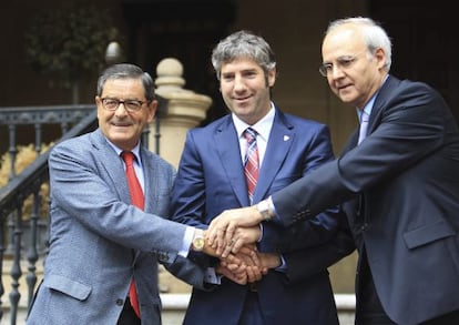 Mario Fernández, Josu Urrutia y Andreu Puñet tras el acuerdo de patrocinio del Athletic, en Ibaigane.
