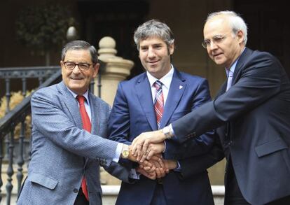 Mario Fernández, Josu Urrutia y Andreu Puñet tras el acuerdo de patrocinio del Athletic, en Ibaigane.