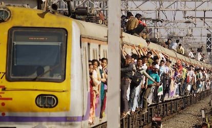 Passageiros de um trem de subúrbio em Mumbai