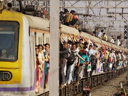Passageiros de um trem de subúrbio em Mumbai