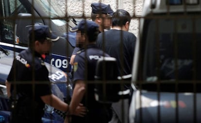 El detenido como presunto autor del asesinato de sus padres y hermano llega a los juzgados de Benalúa para declarar ante el juez.