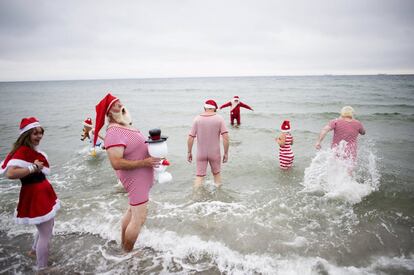 Participantes en el anual Congreso Mundial de papanoeles se bañan en al playa Bellevue, en Copenhague, Dinamarca.