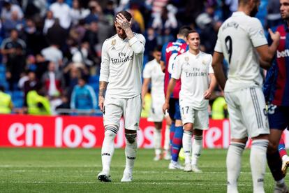 Sergio Ramos (i), tras finalizar el encuentro ante el Levante. 