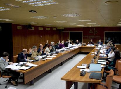 Una de las votaciones de las enmiendas parciales en la Comisión de Presupuestos de la Cámara vasca, durante la jornada de ayer.