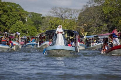 Una embarcación con la imagen de la Virgen María participa de un vía crucis acuático en Granada (Nicaragua), el 26 de marzo.