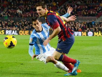 Messi se escapa de un jugador del Málaga. 