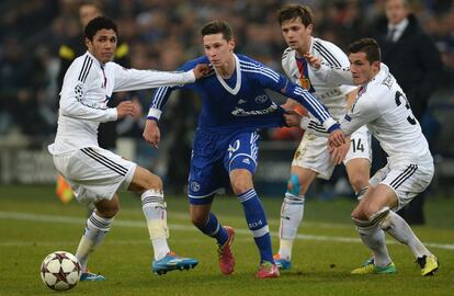 Draxler es presionado por tres jugadores del Basilea.