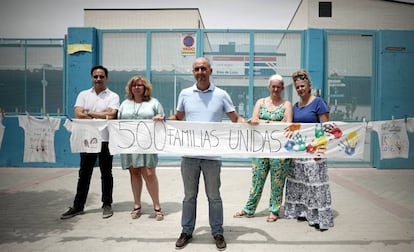 El exdirector del colegio Blas de Lezo (Madrid), Javier Montellano, en el centro, rodeado por padres y miembros del equipo directivo.