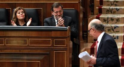 Rajoy i Santamaría aplaudeixen Montoro després del seu discurs.