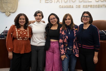 Mónica Godoy, consultora prevención de la explotación y abuso sexual, Sara Tufano, socióloga feminista y columnista, Jennifer Pedraza, representante a la cámara, Angela María Robledo, docente, escritora y política, Juana Afanador, socióloga y feminista, durante una rueda de prensa feminista, en Bogotá, el 30 de Marzo de 2023.
