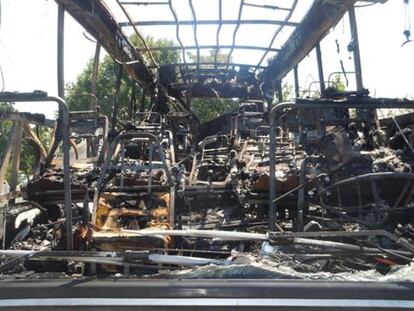 Estado en que qued&oacute; el autob&uacute;s que fue objeto del atentado. 