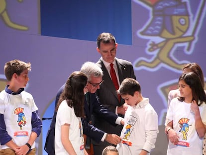 Felip VI i l'alcalde de Tarragona amb nens que llueixen la mascota dels jocs a la samarreta.