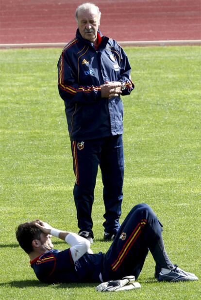 Iker Casillas se entrena ante la mirada de Del Bosque.