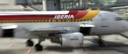 Un avión de Iberia en una de las pistas del aeropuerto de Barajas.