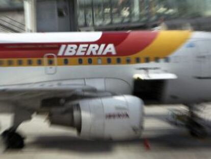 Un avi&oacute;n de Iberia en una de las pistas del aeropuerto de Barajas.