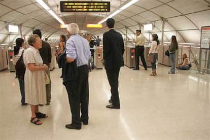 Varios pasajeros esperan ante las canceladoras de la estación de Abando el final del paro de media hora.