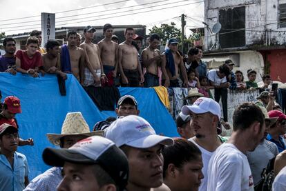 Un grupo de migrantes esperan en la plaza principal de Huixtla, hoy fue un día de descanso para la caravana que mañana parte con rumbo Mapastepec  
