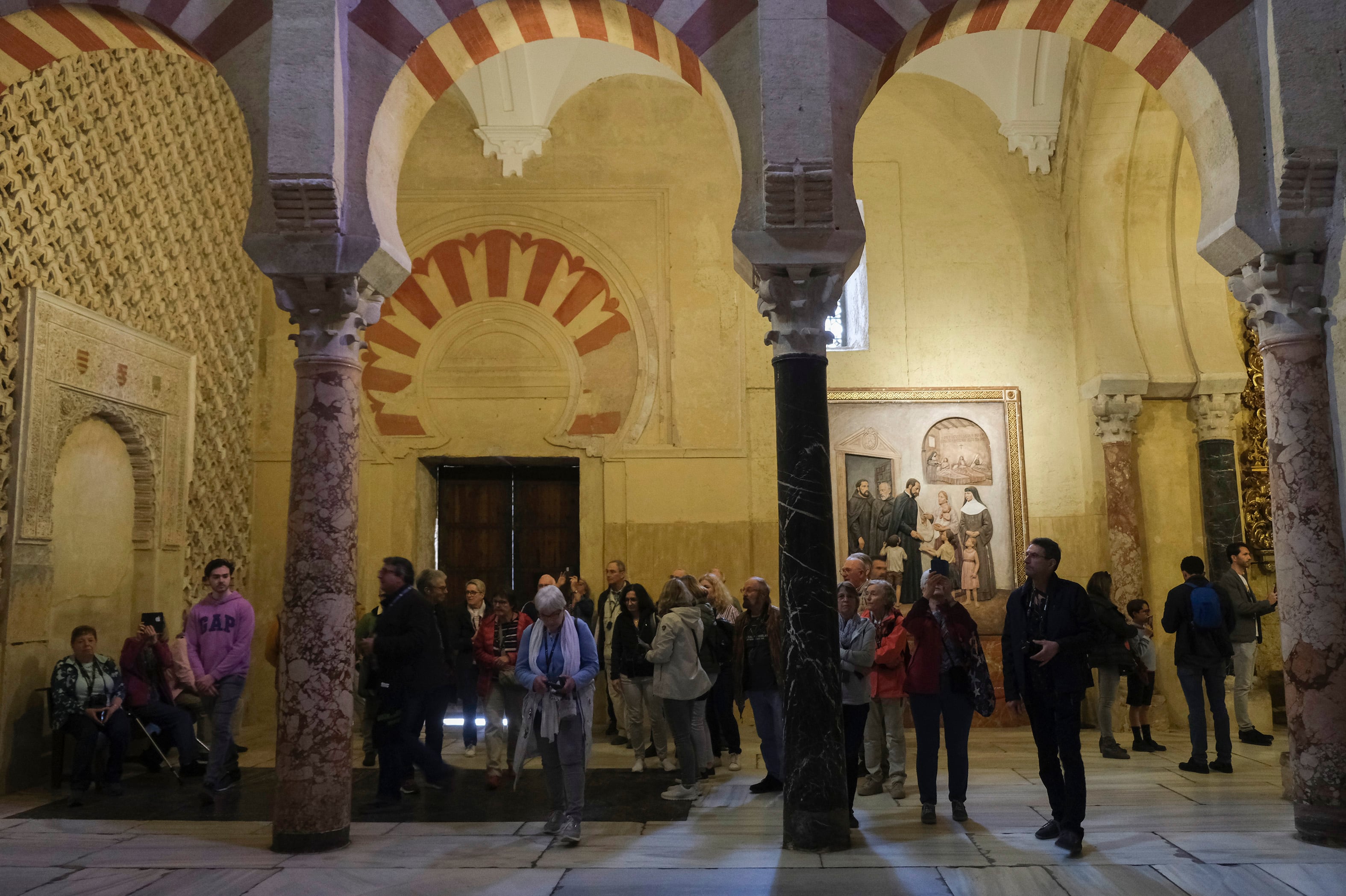 Visitantes en la Mezquita-Catedral de Córdoba antes del incendio.