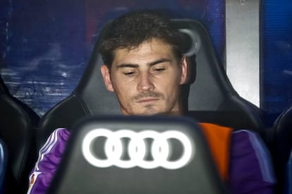 Casillas, cabizbajo en el banquillo del Bernabéu.