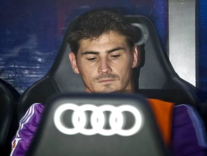 Casillas, cabizbajo en el banquillo del Bernabéu.