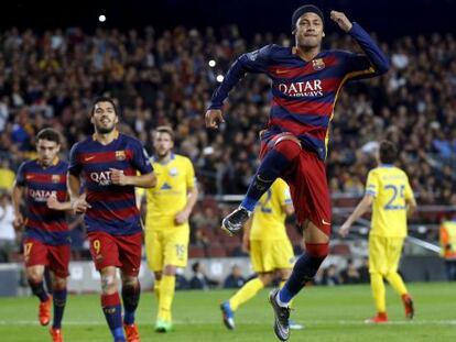 Neymar festeja su gol de penalti.