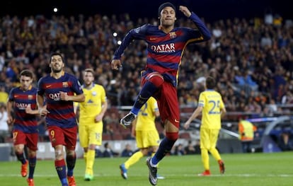 Neymar celebra el seu gol de penal.