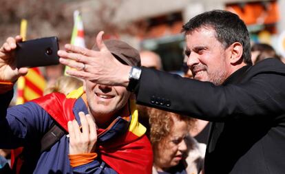 Valls en una manifestación en Barcelona, en marzo.