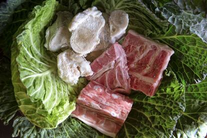 És un ritual d’antigors tribals, rurals, el plat al qual donen nom i entitat les restes de l’esquelet de la bèstia, és aliè i contrari a la lògica dietètica.