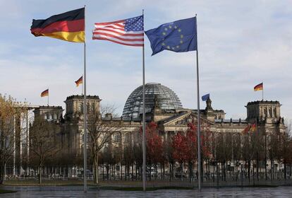 Las banderas europea, alemana y estadounidense ondean frente al edificio del Reichstag, el 17 de noviembre en Berlín (Alemania).