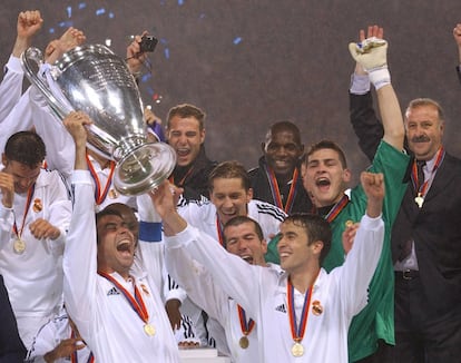 Fernando Hierro, levanta la Copa de Europa, tras derrotar en la final al Bayer Leverkusen en el partido disputado en el estadio Hampden Park en Glasgow (Escocia), el 15 de mayo de 2002.