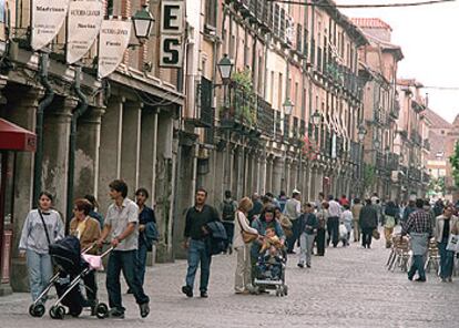 Transeúntes  por la calle Mayor de Alcalá de Henares.