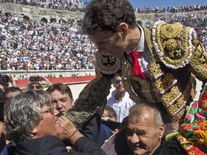 José Tomás, junto a Simón Casas, en la plaza francesa de NImes.