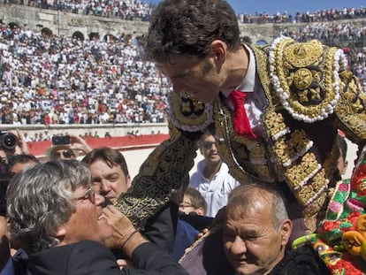 José Tomás, junto a Simón Casas, en la plaza francesa de NImes.