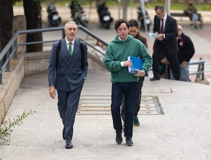 El Pequeño Nicolás, junto a su abogado, a su llegada a la Audiencia de Madrid este martes.