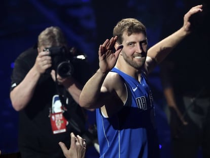 Nowitzki, durante su homenaje en Dallas.