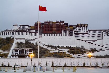 China ejerce un férreo control sobre Tíbet, cuyo gobierno en el exilio iguala a la expoliación de sus recursos naturales. En la fotografía, la bandera china custodiada por militares frente al Potala, el palacio en el que debería residir el Dalai Lama.