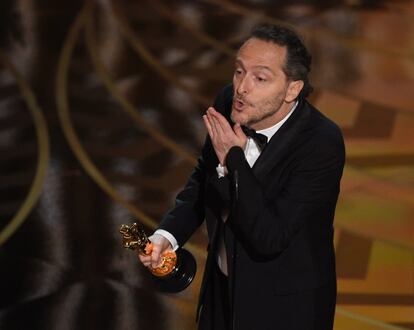 Emmanuel Lubezki recoge el premio a mejor fotografía por 'El renacido'.