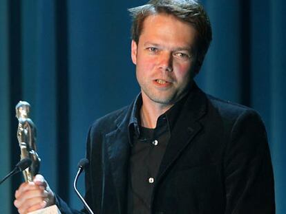 El director alemán Hans Christian, con el trofeo que ha conseguido por la película <i>Requiem</i>, galardonada con el premio a la mejor película del Festival de Sitges.