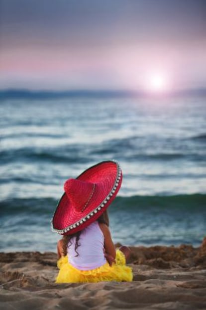 Una niña con un sombrero mexicano.