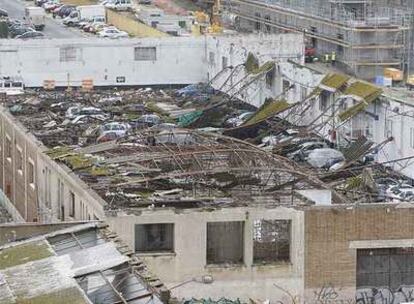 Techo de un aparcamiento del barrio de San Andrés tras el paso del tornado.