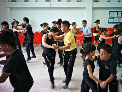 Alumnos de una academia de salsa.