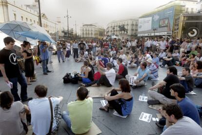 Asamblea de desempleados celebrada ayer en la Puerta del Sol.