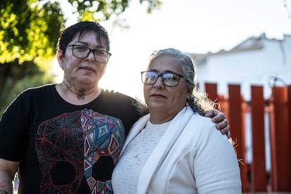 Belinda Aguilar y María Isabel Cruz Bernal, integrantes del colectivo Sabuesos Guerreras, el 27 de noviembre pasado en Culiacán, Sinaloa.