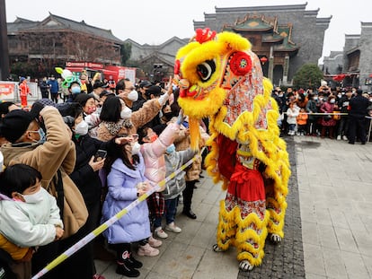 El público asistía el domingo a la tradicional danza del león en las celebraciones del Año Nuevo chino en Wuhan.